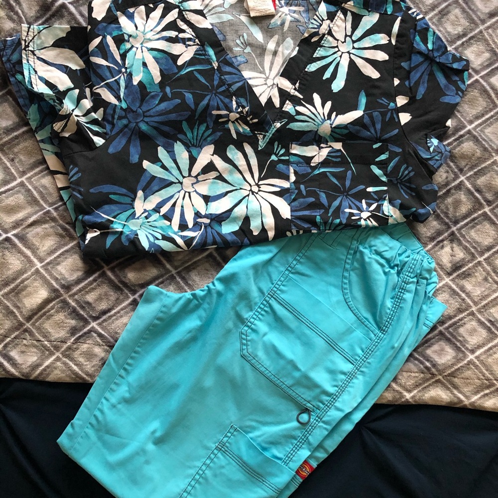Women’s Floral w/ Blue Dickies Scrubs size Medium